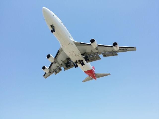 Boeing 747-400 (VH-OEH) - Landing 24R.