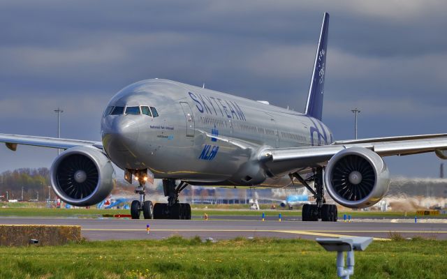 BOEING 777-300 (PH-BVD) - 15.04.2022  PH-BVD KLM Royal Dutch Airlines Boeing 777-300ER  painted in "SkyTeam" special colours