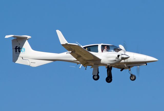 Diamond Twin Star (VH-YBX) - FLIGHT TRAINING ADELAIDE DIAMOND DA-42 TWIN STAR - REG VH-YBX (CN 42-211) - PARAFIELD ADELAIDE SA. AUSTRALIA - YPPF (1/10/2015)