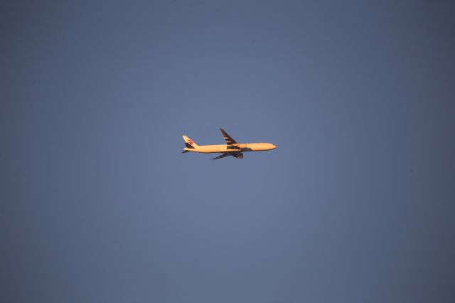 BOEING 777-300 (B-7369)