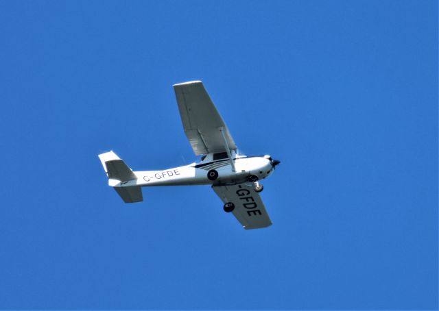 C-GFDE — - C-GFDE CESSNA 150-M Montreal Flying Club Inc. survolant la ville de Lavaltrie QC. le 02-09-2022 à 14:59
