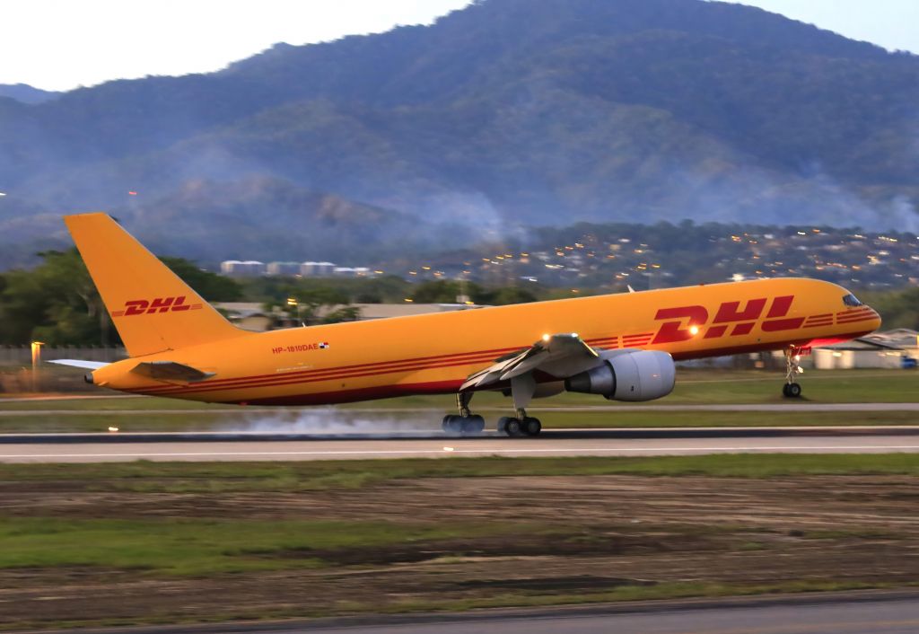 Boeing 757-200 (HP-1810DAE)