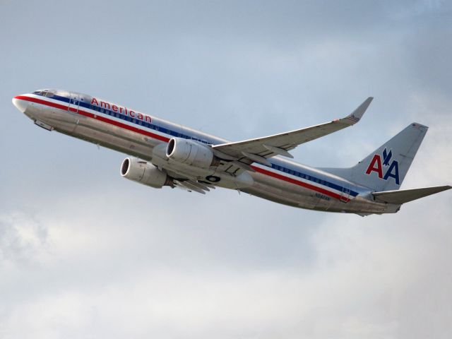 Boeing 737-700 (N942AN) - Powerful take off.