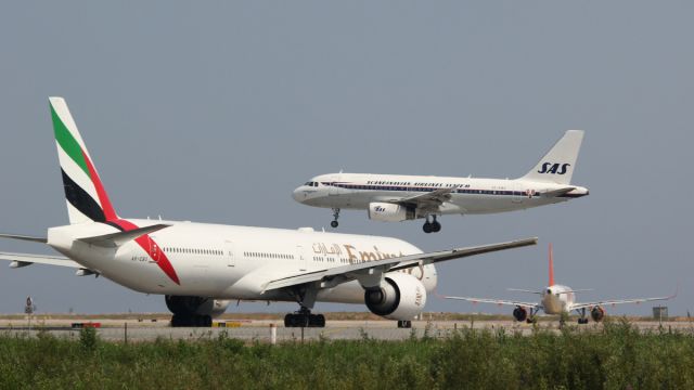 BOEING 777-300ER (A6-EBO)