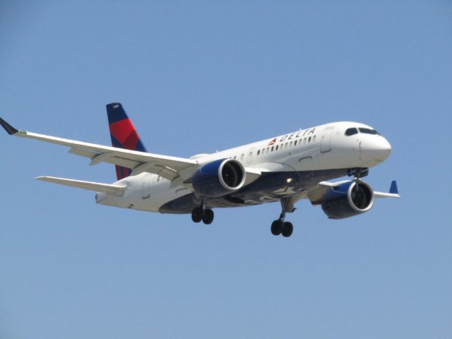 Airbus A220-100 (N101DU) - Landing RWY 20R