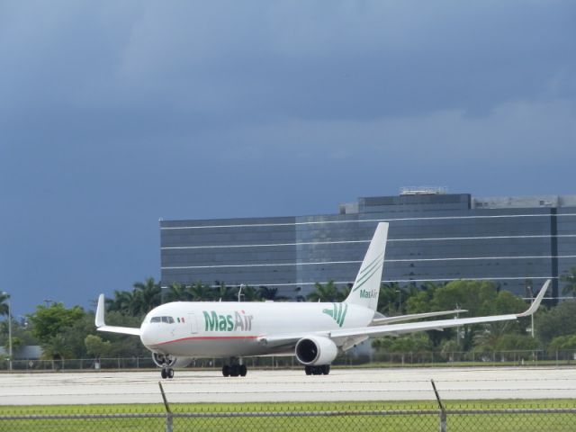 BOEING 767-300 (N526LA)