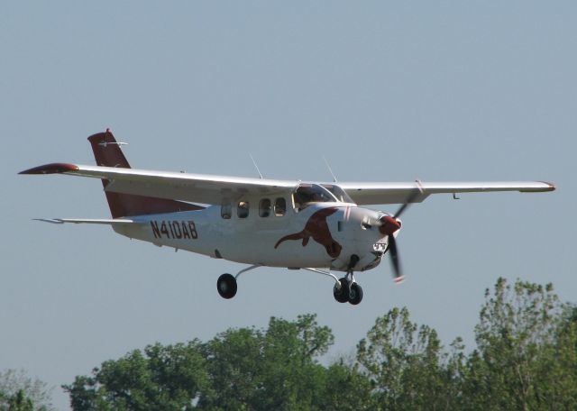 Cessna Centurion (N410AB) - Landing on runway 14 at the Shreveport Downtown airport or L.S.U. Tiger Country. Nice looking aircraft!