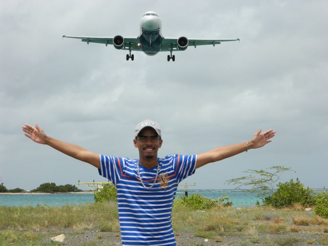 Airbus A320 (N664AW) - Aaron Acosta enjoying plane spotting @ Aruba