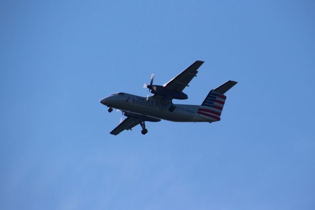 de Havilland Dash 8-200 (N809EX)