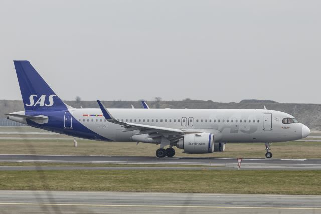 EI-SIP — - West of runway R22