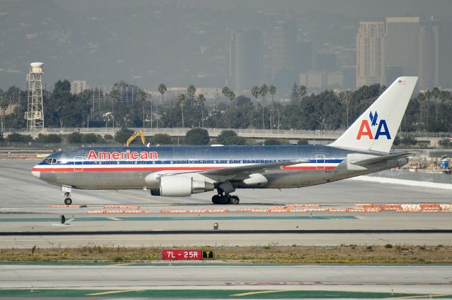 BOEING 767-200 (N327AA)