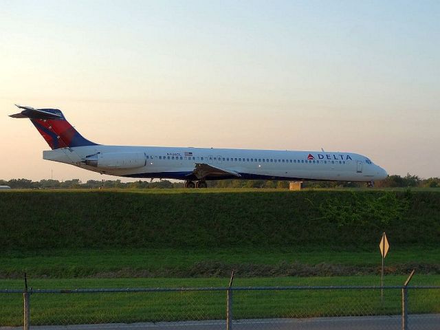 McDonnell Douglas MD-88 (N946DL)