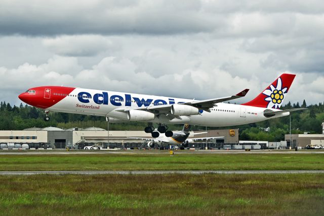 Airbus A340-300 (HB-JMD)