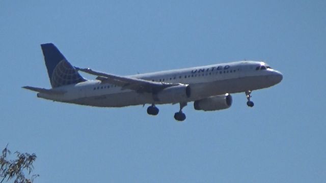 Airbus A320 (N460UA) - On final for Runway two-seven.