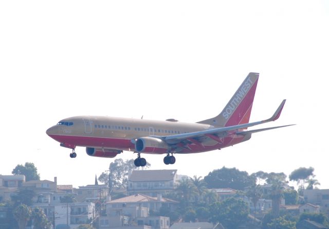 Boeing 737-700 (N714CB)