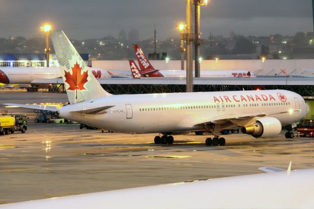 BOEING 767-300 (C-FCAB)