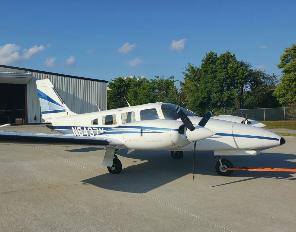 Piper Seneca (N8437Y)