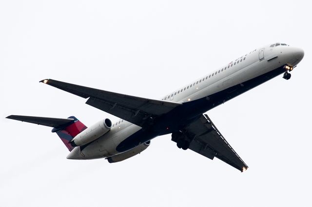 McDonnell Douglas DC-9-50 (N774NC) - Delta 2291 from KDTW following his company DC-9 for 27L.