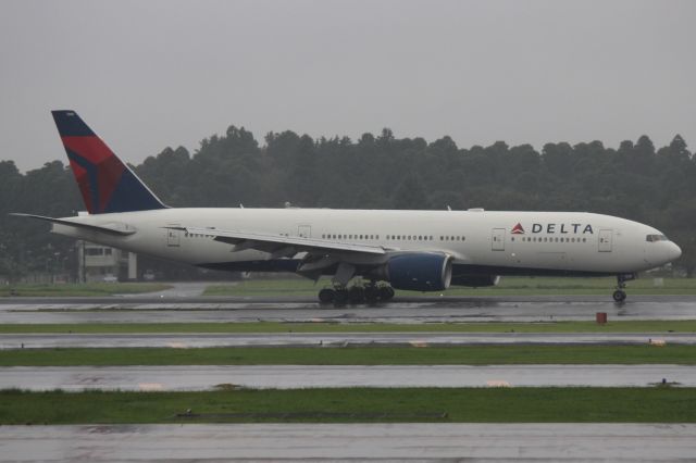 Boeing 777-200 (N867DA)