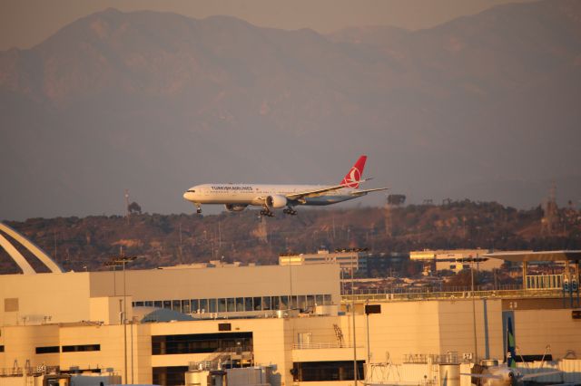 BOEING 777-300ER (TC-LJB)