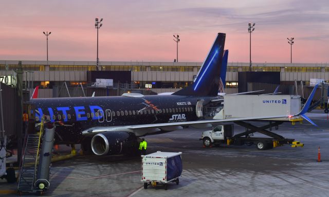 Boeing 737-800 (N36272) - United Airlines Boeing 737-824(WL) N36272 in Newark 