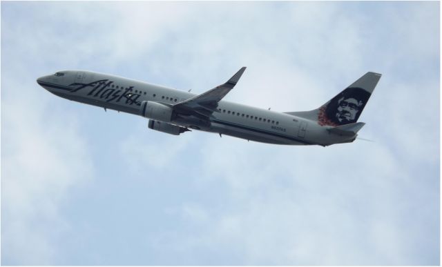 Boeing 737-700 (N537AS)