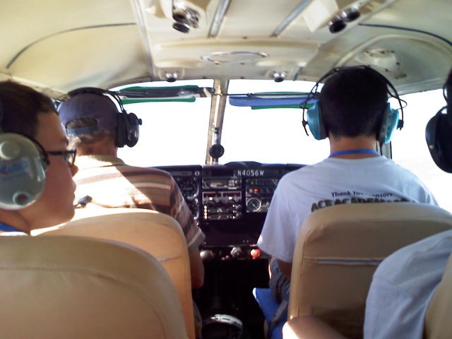 Piper Lance 2 (N4056W) - An EAA pilot bringing kids on a "Young Eagles" Flight