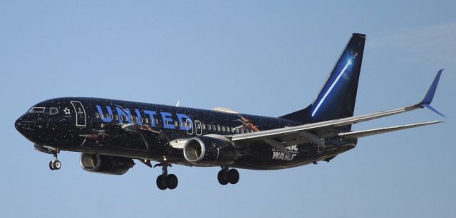 Boeing 737-800 (N36272)