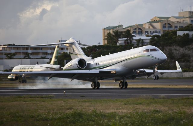 Bombardier Challenger 300 (N375WB)