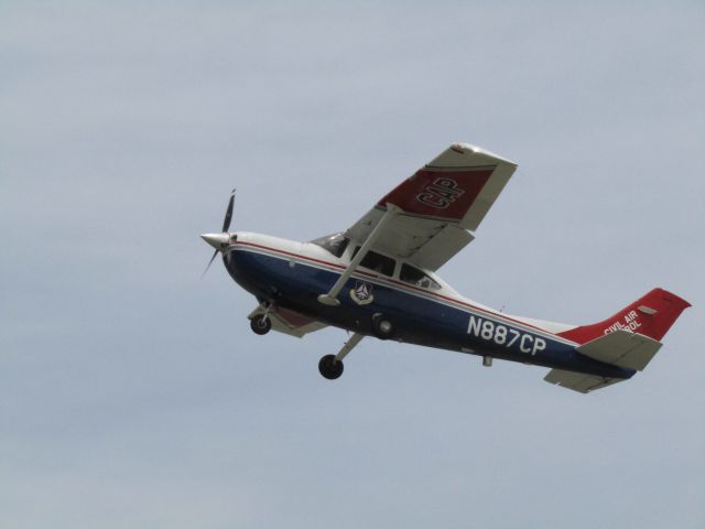 Cessna Skylane (N887CP) - Taking off RWY 24