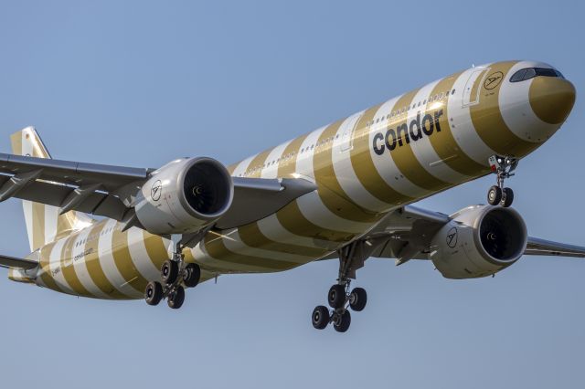 Airbus A330-900 (D-ANRO) - Inaugural flight from Frankfurt to SAT, runway 13R approach.