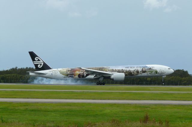 Boeing 777-200 (ZK-OKP) - NZ135 Landing in YBBN Rwy19