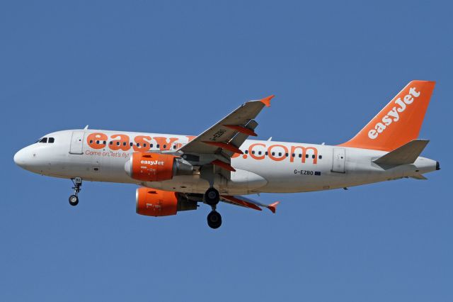 Airbus A319 (G-EZBO)