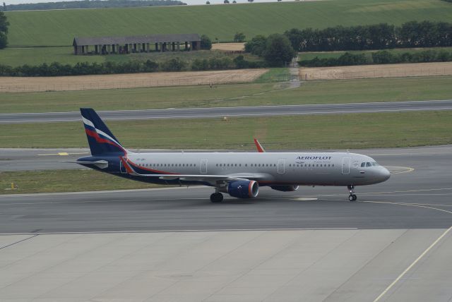 Airbus A321 (VP-BKI) - Aeroflot A321-211 cn7137 23 juni 2018 Taxieen to gate