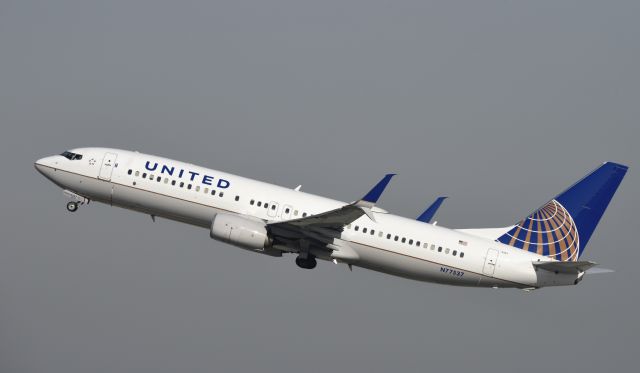 Boeing 737-800 (N77537) - Departing LAX
