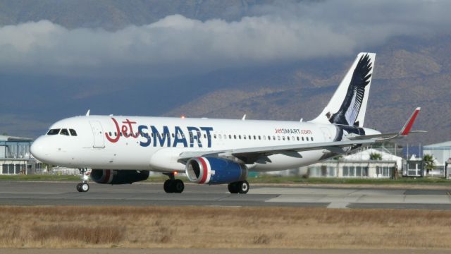 Airbus A320 (CC-AWD) - FOTO DE JULIO VILLARROEL TOMADA EN AEROPUERTO ARTURO MERINO BENITEZ, SANTIAGO DE CHILE 