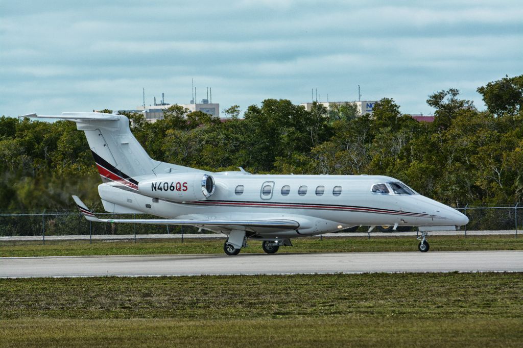 Embraer Phenom 300 (N406QS)
