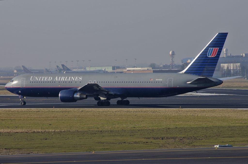 BOEING 767-300 (N648UA) - United Airlines - Boeing 767-322ER C/N 25285/443 - N648UA - Line-up and take-off roll on runway 20 at Brussels - 2005-Jan-16.