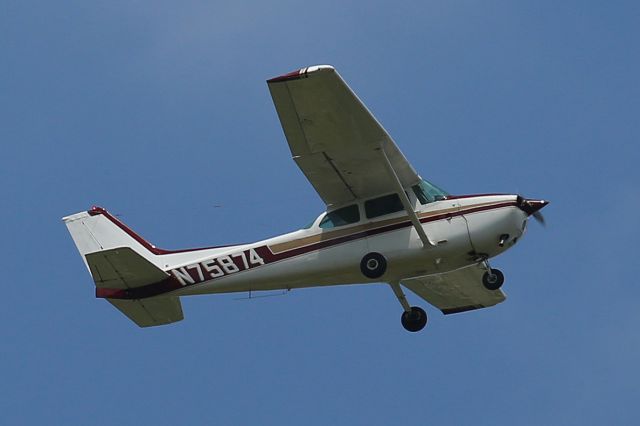 Cessna Skyhawk (N75874)