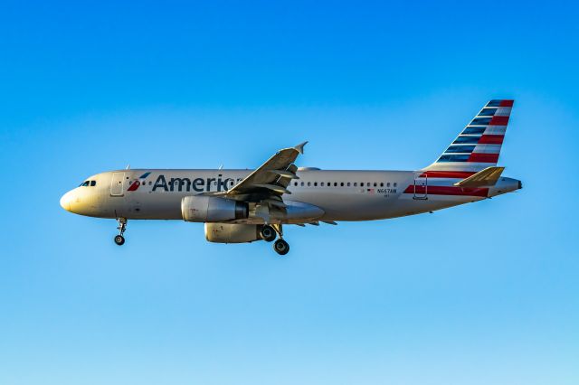 Airbus A320 (N667AW) - American Airlines A320 landing at PHX on 9/25/22. Taken with a Canon 850D and Canon EF 70-200mm f/2.8L IS II USM lens.