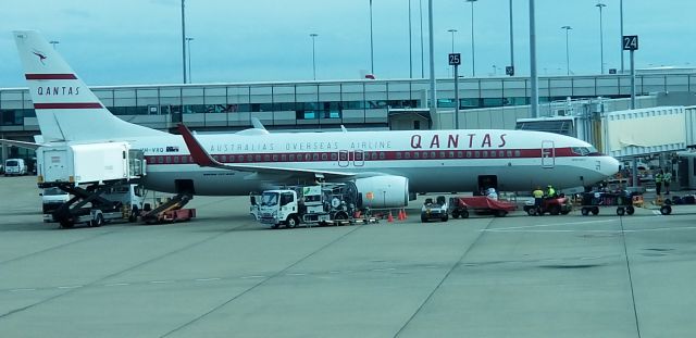 Boeing 737-700 (VH-VXQ) - Showing past livery as part of the Qantas Centennial. 