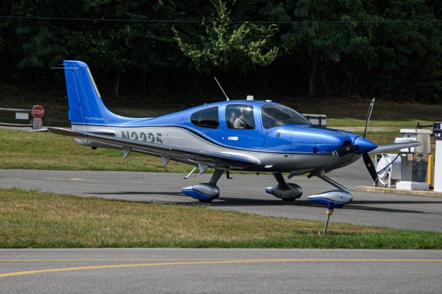 Cirrus SR-22 (N2225)