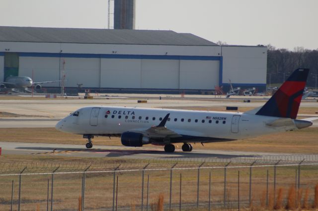 Embraer 170/175 (N882RW)