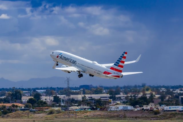 Boeing 737-800 (N924NN) - An American Airlines 737-800 taking off from PHX on 2/13/23, the busiest day in PHX history, during the Super Bowl rush. Taken with a Canon R7 and Canon EF 100-400 II L lens.