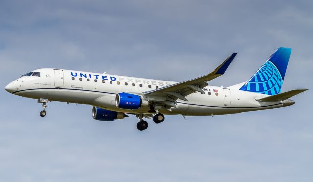 Embraer 175 (N609UX)