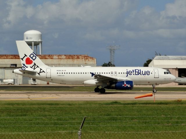 Airbus A320 (N586JB)