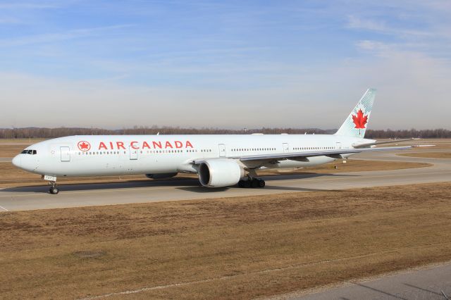 BOEING 777-300ER (C-FIUW)