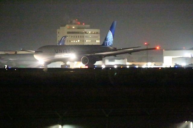 Boeing 777-200 —