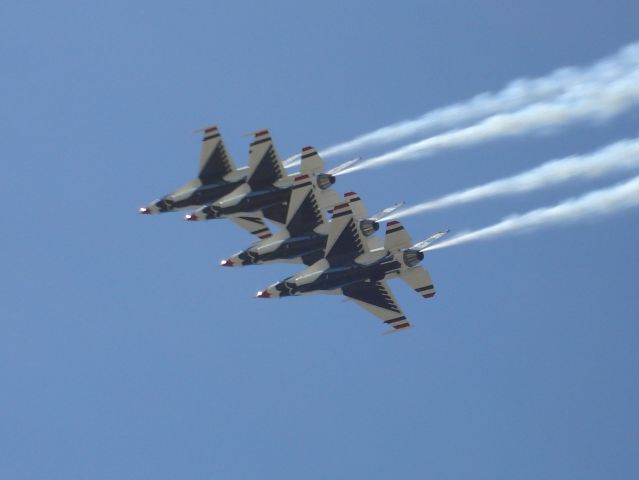 Lockheed F-16 Fighting Falcon — - Thunderbirds Air Show