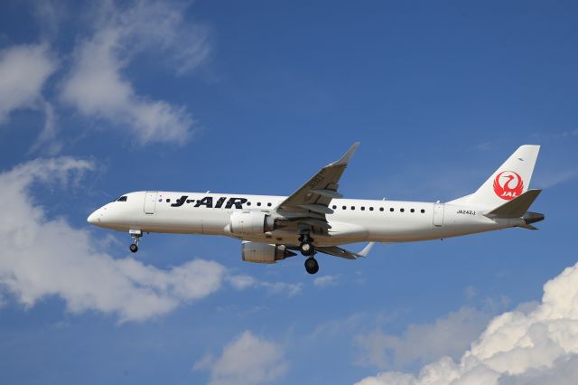 Embraer ERJ-190 (JA242J) - August 31st 2019:J-AIR:HKD-ITM.